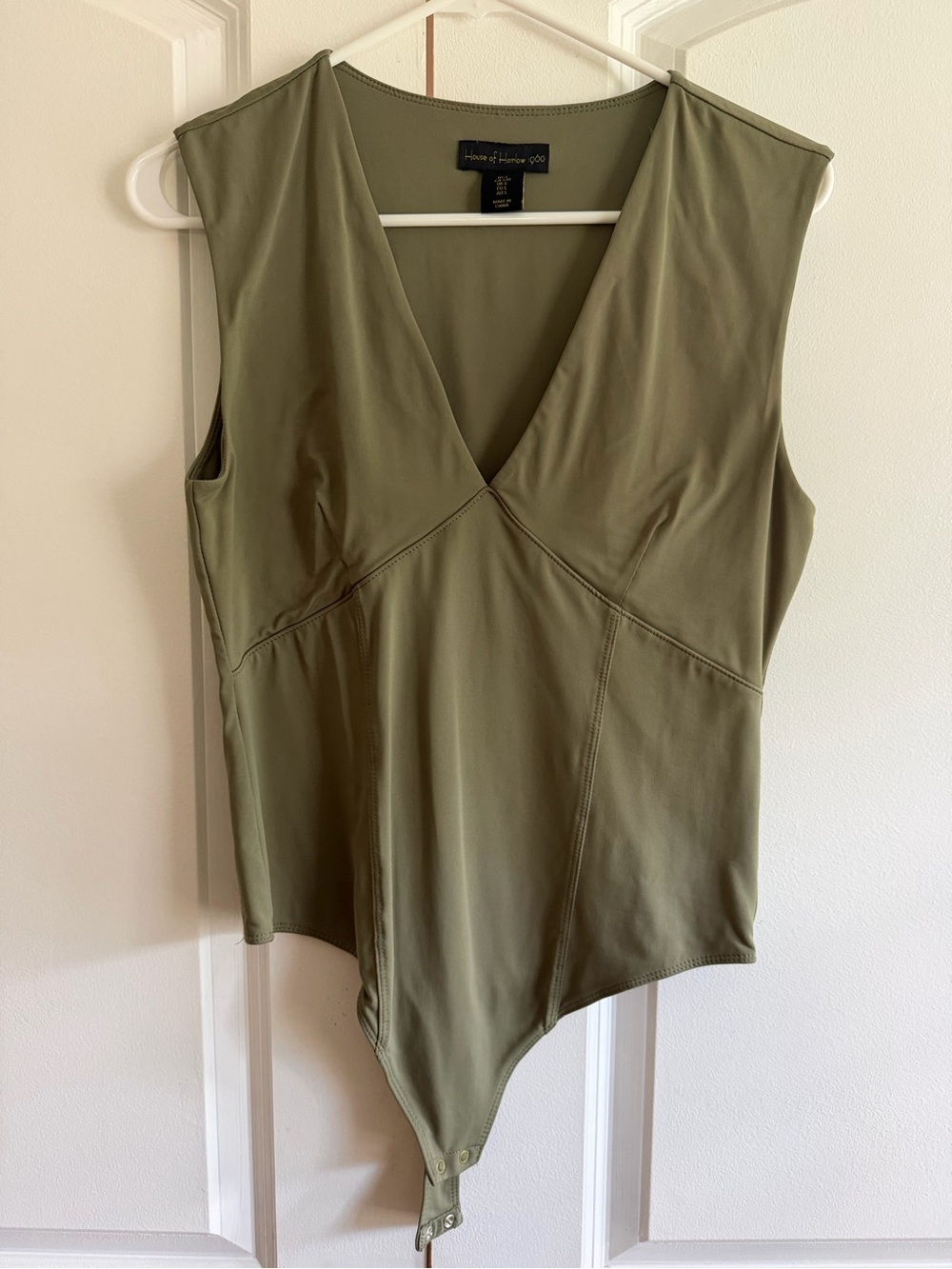 House of Harlow 1960 Olive Green V-Neck Sleeveless Bodysuit